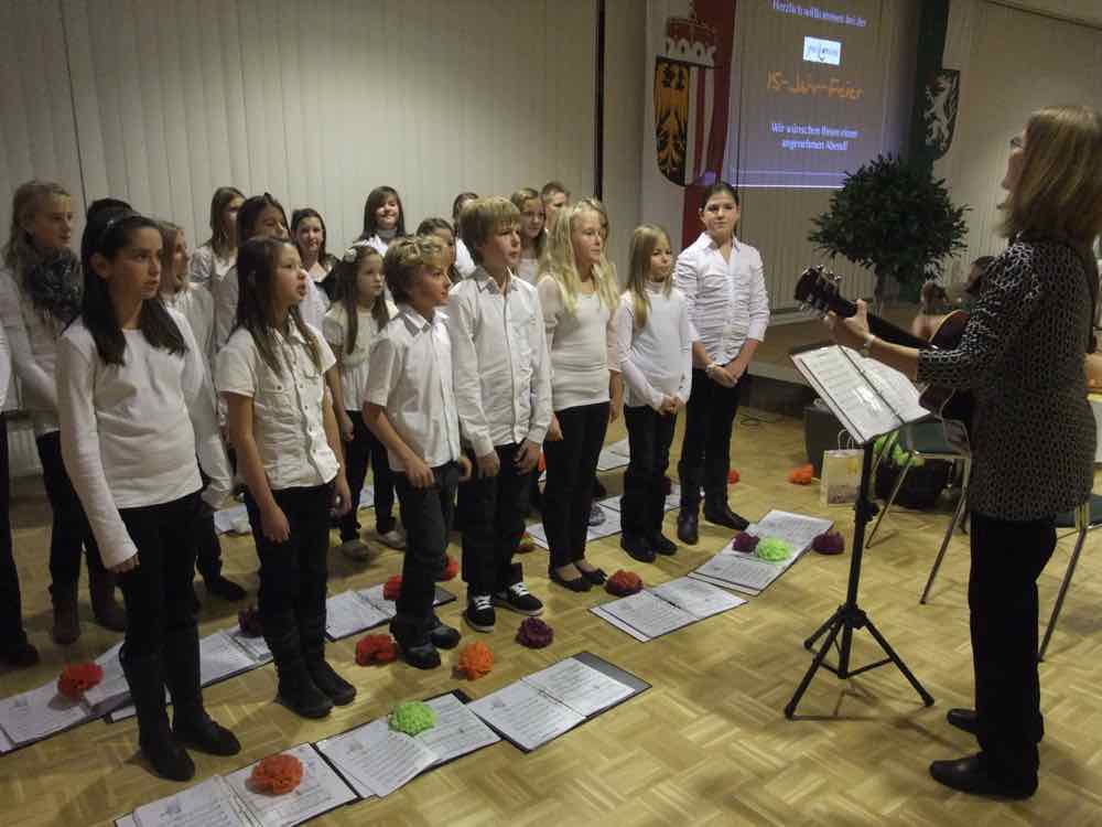 Der Schülerchor der Musikhauptschule Steyr tritt auf